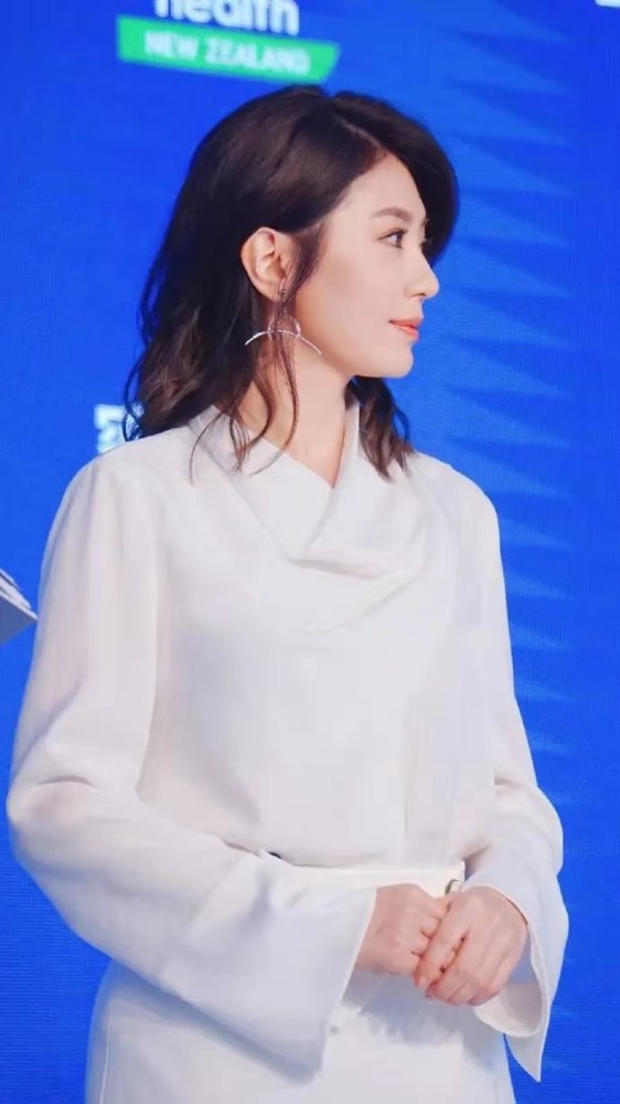 賈靜雯最新發(fā)型圖片，時尚變遷與個人觀點解析