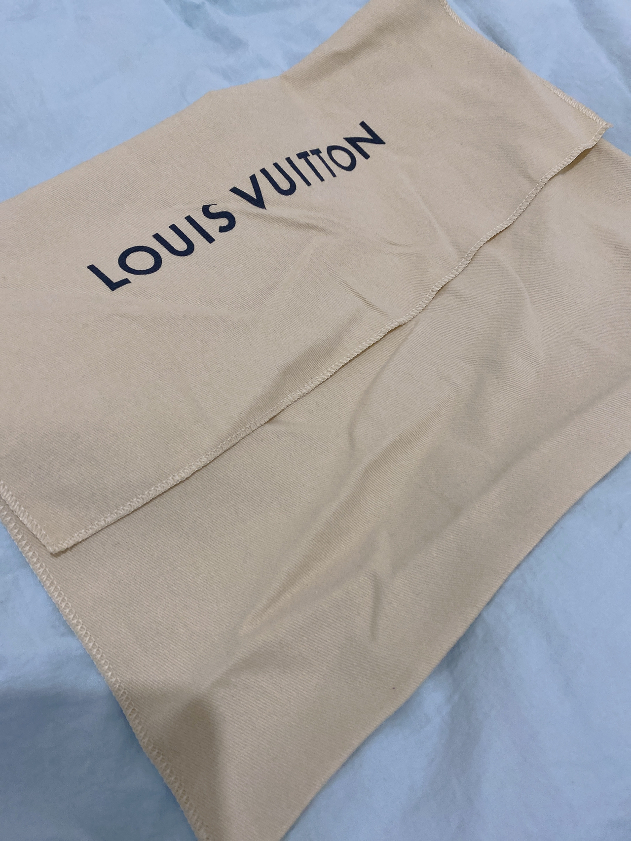 LV最新防塵袋，時尚界的秘密武器，保護你的珍貴物品不受塵埃侵擾??