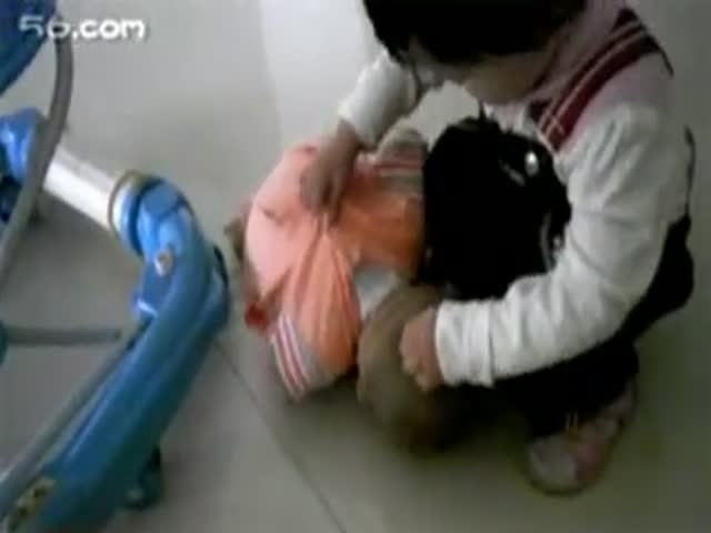 狂虐嬰兒視頻引發(fā)社會憤怒，道德和法律界限不可逾越