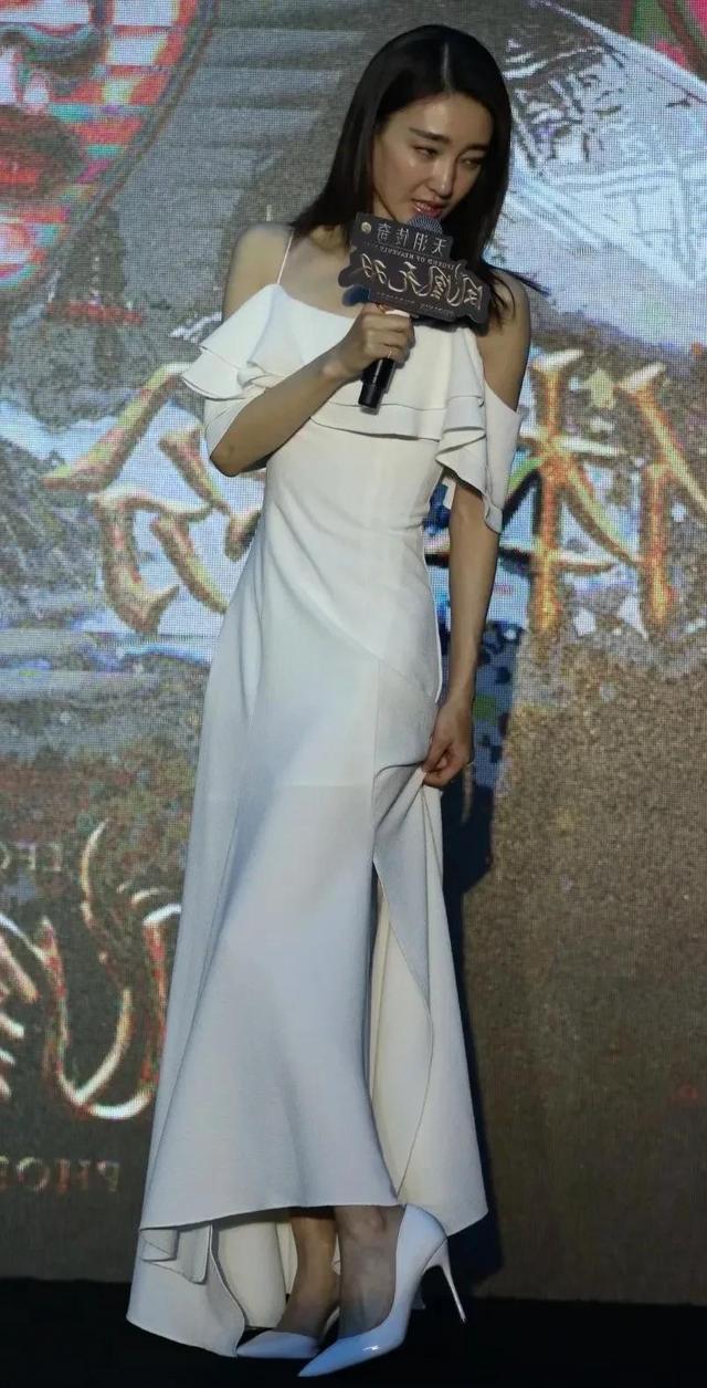 王麗坤最新發(fā)布會(huì)驚艷亮相，星光閃耀的瞬間