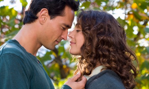 時(shí)代變遷下的新型親吻，情感表達(dá)的新方式