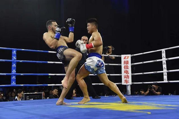 位寧輝最新比賽視頻，小巷深處的格斗與美食奇遇