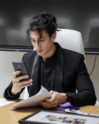 張演員男的舞臺與熒屏之旅，學(xué)習(xí)成長與自信光芒的展現(xiàn)