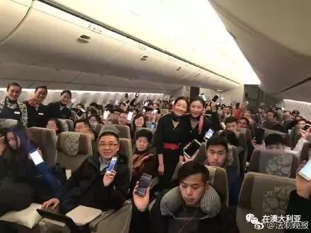 藍(lán)航空姐王靜新篇章，翱翔天際的溫暖使者，展現(xiàn)職業(yè)風(fēng)采與愛心傳遞