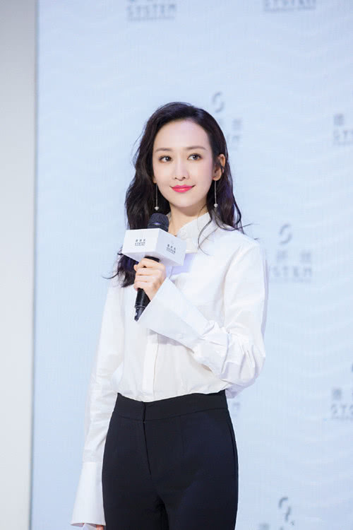 王鷗明星大偵探造型，自然美景中的心靈探索之旅