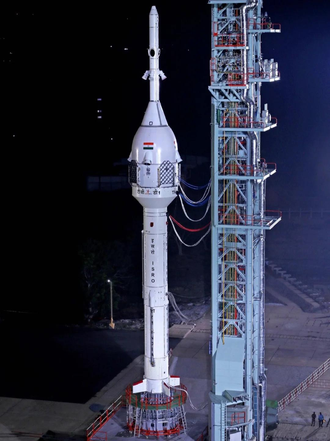 最新衛(wèi)星火箭，雙刃劍效應(yīng)下的發(fā)展觀點(diǎn)解析