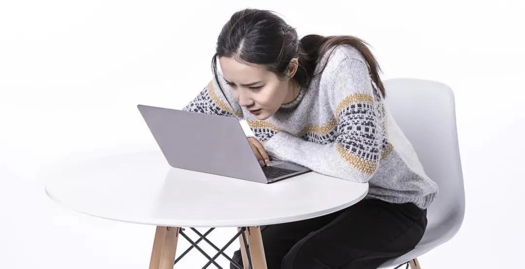 駝背男明星的人生舞臺，身體特征與星光熠熠的輝煌探索