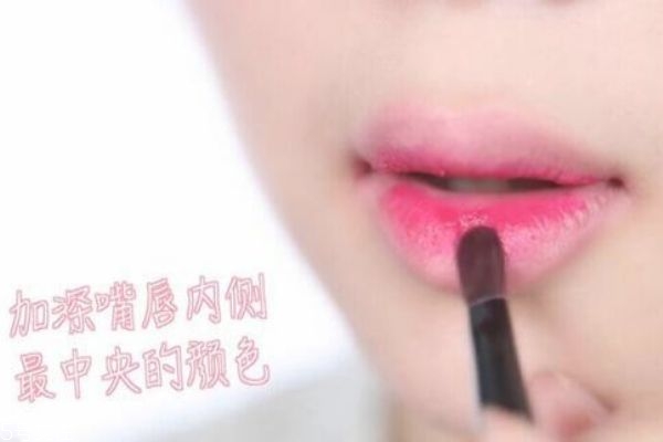 最新口紅涂法教程，輕松打造完美唇妝技巧