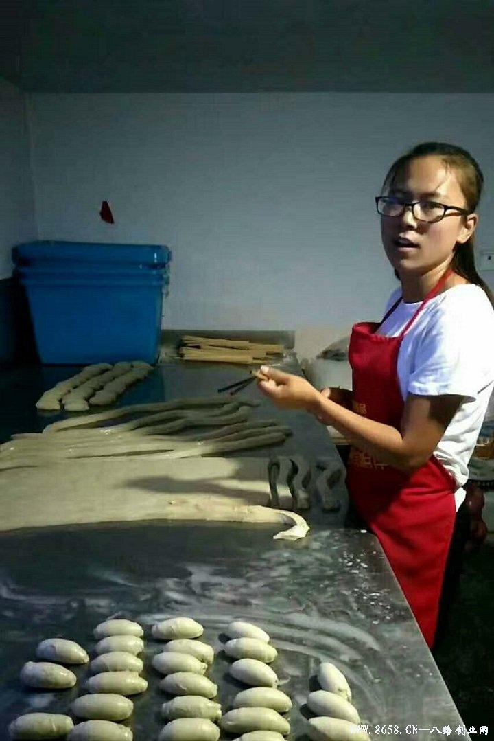 革新烘焙工藝，引領(lǐng)行業(yè)新潮流，最新烤面筋機(jī)亮相！