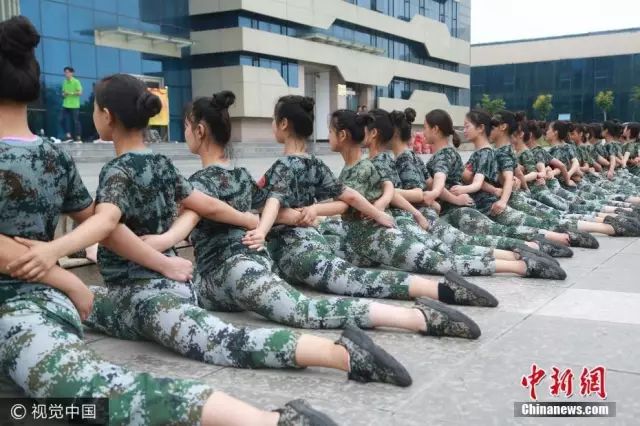 獨家揭秘，探索小巷深處的軍訓新風尚——2025軍訓最新視頻亮相！